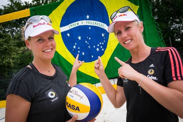Bilder des Tages - SPORT Rio 2016, Beachvolleyball, Shooting mit Britta Büthe und Karla Borger Interview mit den Beachvolleyballerinen Britta Buethe und Karla Borger(T-Shirt mit roten Streifen) Beachvolleyballerinen Borger Buethe