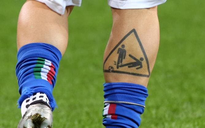 Themen der Woche - Sport Bilder des Tages - SPORT EURO 2016, Daniele de Rossi erklärt auf einem Tattoo auf der Wade seine Spielweise Daniele De Rossi Tattoo Tätowierung auf der Wade Humor Fußball Fussball UEFA Europameisterschaft Euro EM 22.06.2016 Nationalmannschaft Herren Italien ITA vs. Irland IRL Lille Stade Pierre Mauroy