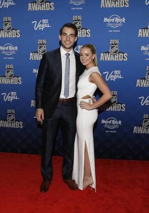 2016 June 22: Philadelphia Flyers defenseman Shayne Gostisbehere and Gina Valentine pose for a photograph on the red carpet during the 2016 NHL Eishockey Herren USA Awards at the Hard Rock Hotel and Casino in Las Vegas, Nevada. (Photo by Marc Sanchez Icon Sportswire) NHL: JUN 22 NHL Awards Icon144160622135 EDITORIAL USE ONLY
