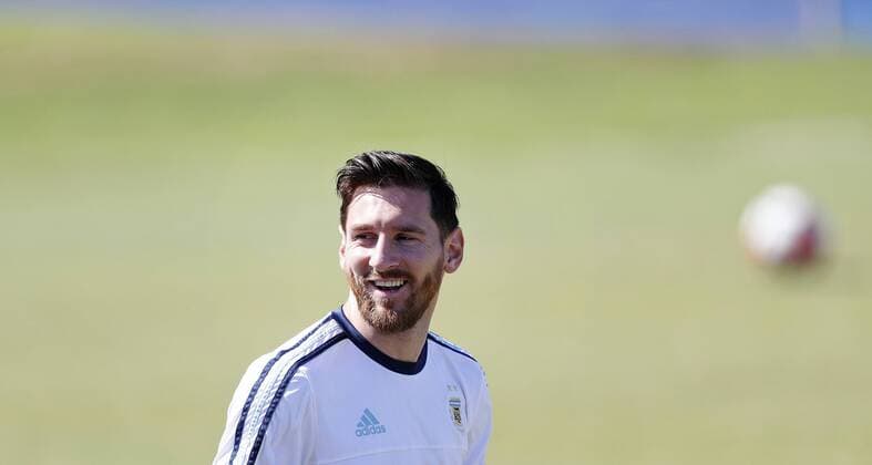 Bilder des Tages - SPORT Copa America, Training Nationalteam Argentinien Argentina player Lionel Messi smiles during a training session of the team in Houston, Texas, United States, 23 June 2016. Argentina will face Chile during the Copa America Centenario final match. ARGENTINA TRAINING SESSION !ACHTUNG: NUR REDAKTIONELLE NUTZUNG!  HOU001 20160623-636023066667703375
