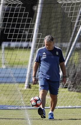 Copa America, Training Nationalteam Argentinien Argentina coach Gerardo Martino during a training session of the team in Houston, Texas, United States, 23 June 2016. Argentina will face Chile during the Copa America Centenario final match. ARGENTINA TRAINING SESSION !ACHTUNG: NUR REDAKTIONELLE NUTZUNG!  HOU008 20160623-636023068081301375