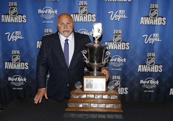 2016 June 22: Washington Capitals head coach Barry Trotz poses with the Jack Adams award during the 2016 NHL Eishockey Herren USA Awards at the Hard Rock Hotel and Casino in Las Vegas, Nevada. (Photo by Marc Sanchez Icon Sportswire) NHL: JUN 22 NHL Awards Icon144160622466 EDITORIAL USE ONLY
