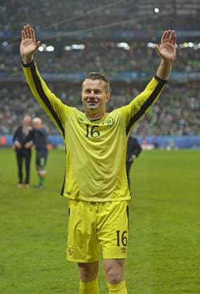 22.06.2016, Fussball EM-2016 Frankreich, Vorrunde, Italien - Irland, im Grand Stade Lille Metropole, Lille. Nach dem Sieg jubelt Torwart Shay GIVEN (IRL) zu den Fans. 
