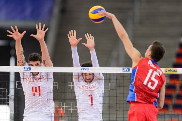 Volleyball, FIVB World League, Russland - Frankreich Lodz, Atlas Arena 2016, FIVB World League 2016, Russia (red) - France (white) Nicolas Le Goff , Kevin Tillie , Victor Poletaev FRANCE OUT!  160624PAL002