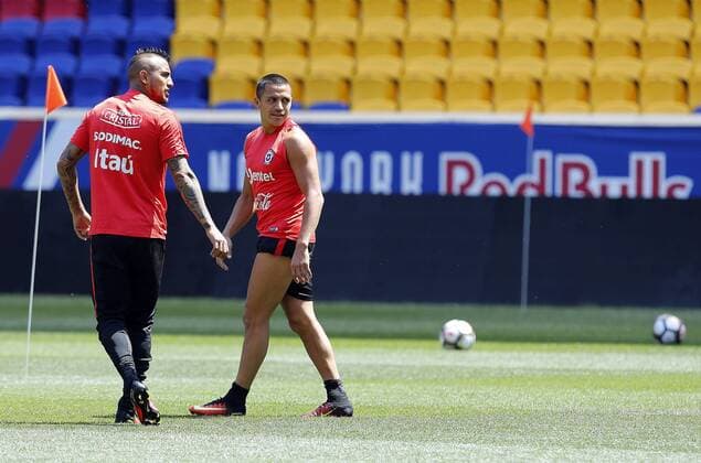 Chilean players Arturo Vidal (L) and Alexis Sanchez take part in a training sesison at MetLife stadium in New Jersey, United States, 24 June 2016. Chile will face Argentina on Sunday for their Copa America Centenario 2016 final match. EFE Mauricio Duenas Castaneda CHILE TRAINING SESSION !ACHTUNG: NUR REDAKTIONELLE NUTZUNG!  NJS005 20160624-636023935865031798