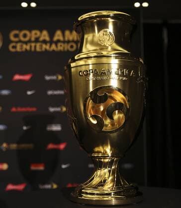 Copa America: Pressekonferenz der amerikanischen Verbandschefs A view of the Copa America Centenario 2016 trophy during a joint presser delivered by CONMEBOL President Alejandro Dominguez, CONCACAF President Victor Montagliani and US Soccer Federation President Sunil Gulati on the occasion of the final between Argentina and Chile in New York, United States, 24 June 2016. EFE David Fernandez SOCCER FEDERATION S LEADERS PRESSER IN NEW YORK !ACHTUNG: NUR REDAKTIONELLE NUTZUNG!  NUE001 20160624-636023958405541242