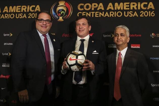 Copa America: Pressekonferenz der amerikanischen Verbandschefs CONMEBOL President Alejandro Dominguez, CONCACAF President Victor Montagliani and US Soccer Federation President Sunil Gulati pose with a ball after a joint presser on the occasion of the Copa America Centenario 2016 final between Argentina and Chile in New York, United States, 24 June 2016. EFE David Fernandez SOCCER FEDERATION S LEADERS PRESSER IN NEW YORK !ACHTUNG: NUR REDAKTIONELLE NUTZUNG!  NUE003 20160624-636023959080709242