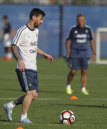 Argentinian player Lionel Messi during a training session at Quest Diagnostics field in East Rutherford, New Jersey, United States, 24 June 2016. EFE David Fernandez ARGENTINA TRAINING SESSION !ACHTUNG: NUR REDAKTIONELLE NUTZUNG!  EAS001 20160625-636024158396573288
