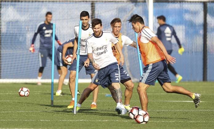 Argentinian player Lionel Messi (C) during a training session at Quest Diagnostics field in East Rutherford, New Jersey, United States, 24 June 2016. EFE David Fernandez ARGENTINA TRAINING SESSION !ACHTUNG: NUR REDAKTIONELLE NUTZUNG!  EAS005 20160625-636024160981805288