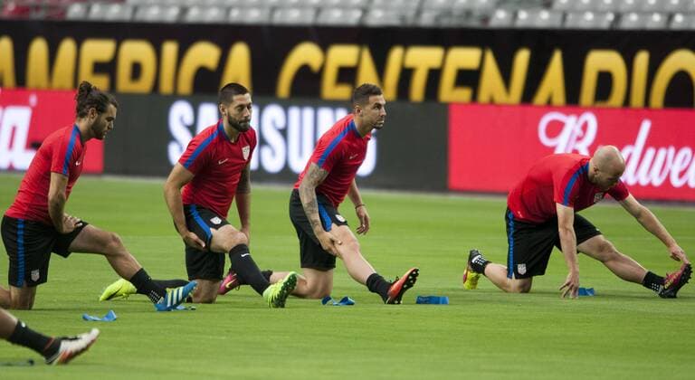 Copa America, USA Training US players (L-R) Kyle Beckerman, Clint Dempsey, Geoff Cameron and Michael Bradley during a training session of the team at Phoenix University in Phoenix, Arizona, United States, 24 June 2016. US will face Colombia for the second time during their Copa America Centenario third and fourth places qualifying match tomorrow. EFE Gary Williams USA TRAINING !ACHTUNG: NUR REDAKTIONELLE NUTZUNG!  GLE009 20160625-636024185470512209