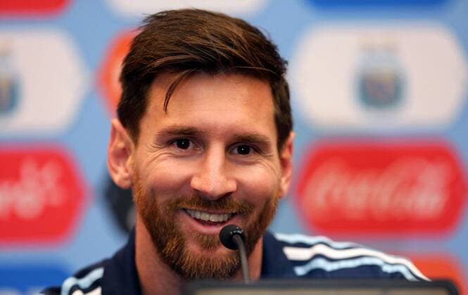 Argentinian player Lionel Messi delivers a pesser at Quest Diagnostics field in East Rutherford, New Jersey, United States, 24 June 2016. EFE David Fernandez ARGENTINA PRESSER !ACHTUNG: NUR REDAKTIONELLE NUTZUNG!  EAS015 20160625-636024187429872209
