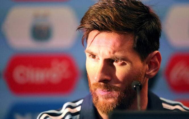 Argentinian player Lionel Messi delivers a pesser at Quest Diagnostics field in East Rutherford, New Jersey, United States, 24 June 2016. EFE David Fernandez ARGENTINA PRESSER !ACHTUNG: NUR REDAKTIONELLE NUTZUNG!  EAS019 20160625-636024192549792209