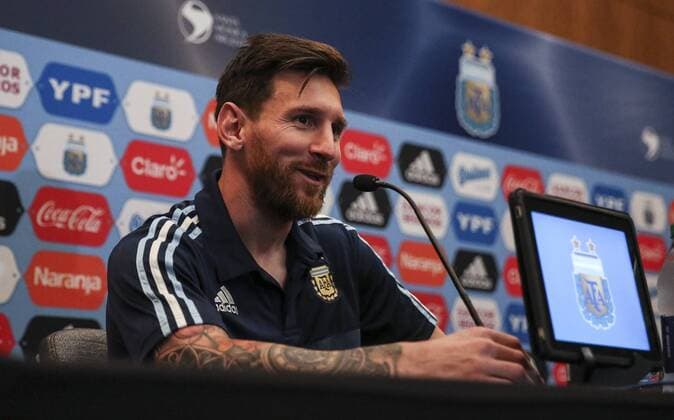 Argentinian player Lionel Messi delivers a pesser at Quest Diagnostics field in East Rutherford, New Jersey, United States, 24 June 2016. EFE David Fernandez ARGENTINA PRESSER !ACHTUNG: NUR REDAKTIONELLE NUTZUNG!  EAS020 20160625-636024215483471899