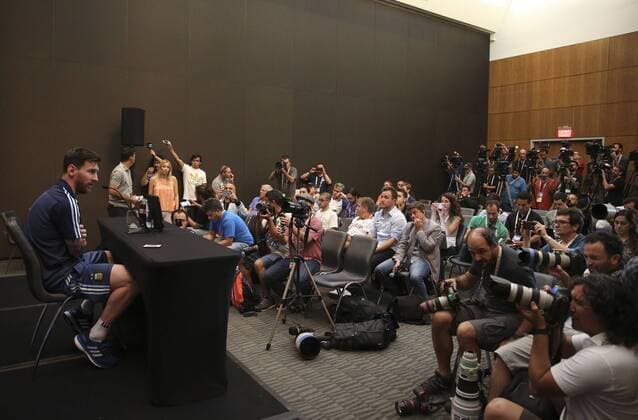 Argentinian player Lionel Messi (L) delivers a pesser at Quest Diagnostics field in East Rutherford, New Jersey, United States, 24 June 2016. EFE David Fernandez ARGENTINA PRESSER !ACHTUNG: NUR REDAKTIONELLE NUTZUNG!  EAS020 20160625-636024215493611899