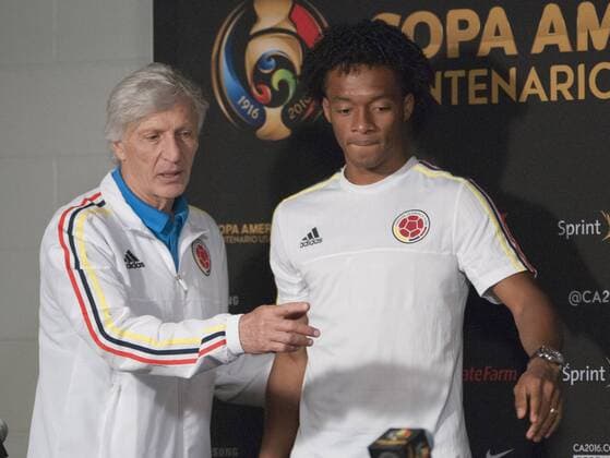 Copa America, Kolumbien PK Head coach of Colombia Jose Pekerman (L) and player Juan Guillermo Cuadrado attend a presser before a training session of the team at Phoenix University in Phoenix, Arizona, United States, 24 June 2016. Colombia will face USA for the second time during their Copa America Centenario third and fourth places qualifying match tomorrow. EFE Gary Williams COLOMBIA PRESSER !ACHTUNG: NUR REDAKTIONELLE NUTZUNG!  GLE004 20160625-636024217417871899