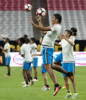 Copa America, Kolumbien Training Carlos Bacca of Colombia participates in training session of the team at Phoenix University in Phoenix, Arizona, United States, 24 June 2016. Colombia will face USA for the second time during their Copa America Centenario third and fourth places qualifying match tomorrow. EFE Gary Williams Colombia training session !ACHTUNG: NUR REDAKTIONELLE NUTZUNG!  GLE004 20160625-636024378928471293