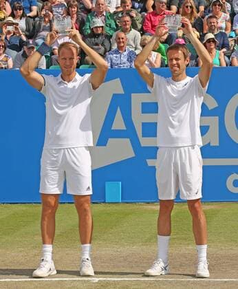 25.06.2016. Nottingham Tennis Centre, Nottingham, England. Aegon Open Mens ATP Tennis Herren Tennis. Mens Doubles final. Men s Doubles winners Dominic Inglot of Great Britain and Daniel Nestor of Canada who beat Ivan Dodig of Croatia and Marcelo Melo of Brazil 7-5 7-6 xDavidxKissmanx  ActionPlus11754364