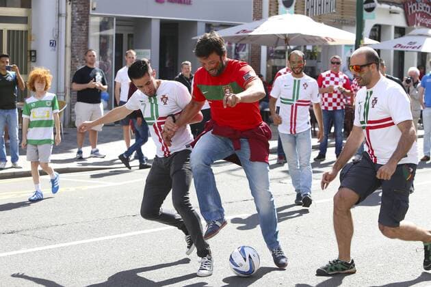 Bilder des Tages - SPORT EURO 2016, Portugiesische Fans spielen in Lens Innenstadt Fußball auf der Straße - Fussball, Fans vor dem Achtelfinale Portugal - UEFA EURO EM, Nationalteam, Europameisterschaft, Nationalteam Länderspiel, Fussball 2016 - 25 06 2016 GwendolineLeGoff Panoramic 