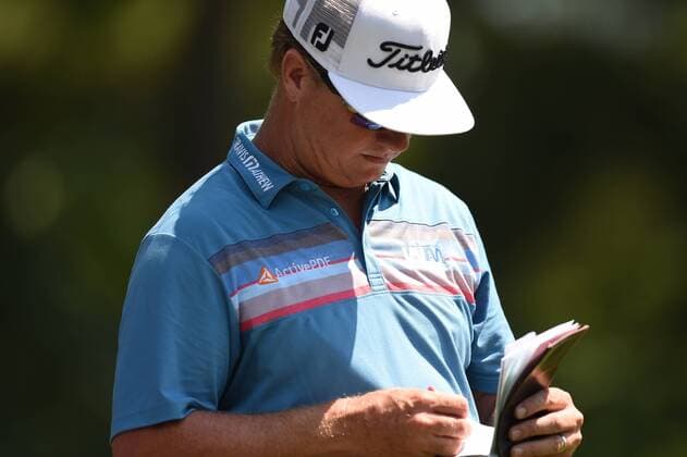 June 25, 2016 - Charley Hoffman adds his score from the second hole during third round play at the Quicken Loans National at Congressional Country Club in Bethesda MD. PGA Golf Herren 2016: Quicken Loans National JUN 25 - ZUMAcjm_