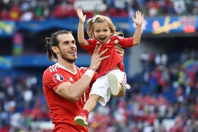 Themen der Woche - Sport Bilder des Tages - SPORT Mg Paris - Fussball EM, Euro 2016, Nationalteam Länderspiel, Wales vs. Nordirland: Gareth Bale-Alba Violet Bale 