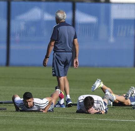 Argentina s players Lionel Messi (L) and Sergio Aguero during a training session at Metlife stadium in East Rutherford, New Jersey, United States, 25 June 2016. Argentina will face Chile for their Copa America Centenario final match on Sunday. ARGENTINA PRESSER !ACHTUNG: NUR REDAKTIONELLE NUTZUNG!  NEW056 20160626-636024984638206739
