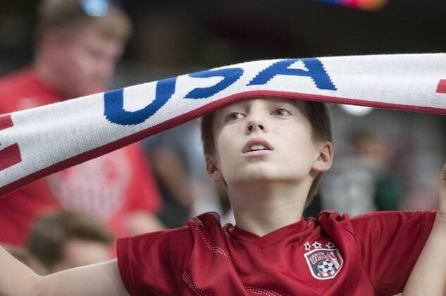 A young US supporter holds a scarf before the match between Colombia and the US for the third place of the Copa America Centenario 2016 at Phoenix University in Glendale, United States, 25 June 2016. EFE Gary Williams COLOMBIA VS EEUU !ACHTUNG: NUR REDAKTIONELLE NUTZUNG!  GLE003 20160626-636025020466222429