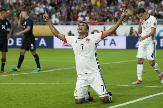 Carlos Bacca of Colombia scores the 1st goal of the match between Colombia and the US for the third place of the Copa America Centenario 2016 at Phoenix University in Glendale, United States, 25 June 2016. EFE Gary Williams COLOMBIA VS EEUU !ACHTUNG: NUR REDAKTIONELLE NUTZUNG!  GLE005 20160626-636025060786268638