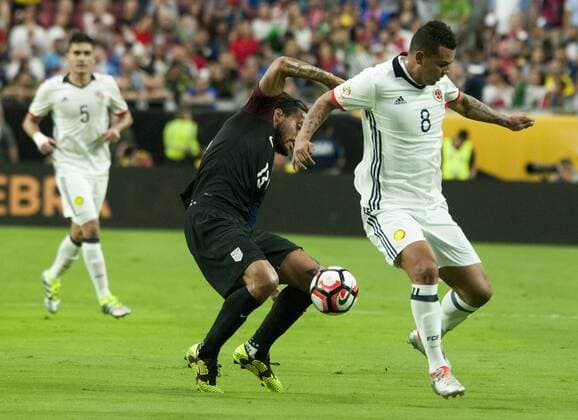 Edwin Cardona (R) of Colombia vies for the ball with Jermaine Jones (2-R) of US uring the match between Colombia and the US for the third place of the Copa America Centenario 2016 at Phoenix University in Glendale, United States, 25 June 2016. EFE Gary Williams COLOMBIA VS EEUU !ACHTUNG: NUR REDAKTIONELLE NUTZUNG!  GLE007 20160626-636025120487103249