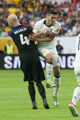 Daniel Torres (R) of Colombia in action with Michael Bradley (L) during the match between Colombia and the US for the third place of the Copa America Centenario 2016 at Phoenix University in Glendale, United States, 25 June 2016. EFE Gary Williams COLOMBIA VS EEUU !ACHTUNG: NUR REDAKTIONELLE NUTZUNG!  GLE007 20160626-636025121728395249