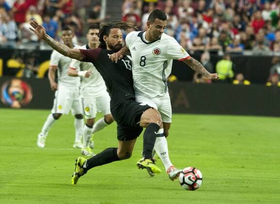 Edwin Cardona (R) of Colombia vies for the ball with Jermaine Jones (2-R) of US during the match between Colombia and the US for the third place of the Copa America Centenario 2016 at Phoenix University in Glendale, United States, 25 June 2016. EFE Gary Williams COLOMBIA VS EEUU !ACHTUNG: NUR REDAKTIONELLE NUTZUNG!  GLE007 20160626-636025121756631249