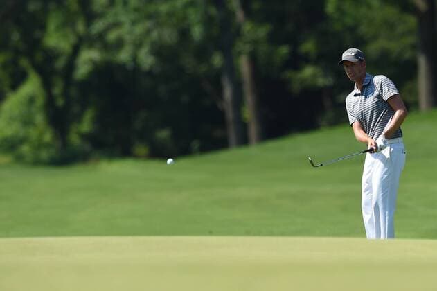 June 25, 2016 - Webb Simpson chips onto the eleventh green during third round play at the Quicken Loans National at Congressional Country Club in Bethesda MD. PGA Golf Herren 2016: Quicken Loans National JUN 25 - ZUMAcjm_