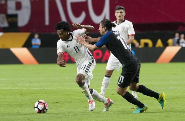 Juan Guillermo Cuadrado (L) of Colombia vies for the ball with Alejandro Bedoya (R) of US during the match between Colombia and the US for the third place of the Copa America Centenario 2016 at Phoenix University in Glendale, United States, 25 June 2016. EFE Gary Williams COLOMBIA VS EEUU !ACHTUNG: NUR REDAKTIONELLE NUTZUNG!  GLE007 20160626-636025151225774939