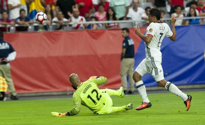 Carlos Bacca (R) of Colombia vies for the ball with goalkeeper Tim Howard (L) of US during the match between Colombia and the US for the third place of the Copa America Centenario 2016 at Phoenix University in Glendale, United States, 25 June 2016. EFE Gary Williams COLOMBIA VS EEUU !ACHTUNG: NUR REDAKTIONELLE NUTZUNG!  GLE007 20160626-636025151275850939