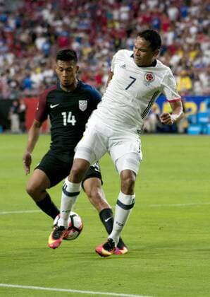 Carlos Bacca (R) of Colombia vies for the ball with Michael Orozco (L) of US during the match between Colombia and the US for the third place of the Copa America Centenario 2016 at Phoenix University in Glendale, United States, 25 June 2016. EFE Gary Williams COLOMBIA VS EEUU !ACHTUNG: NUR REDAKTIONELLE NUTZUNG!  GLE007 20160626-636025151251046939