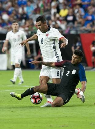 Edwin Cardona (L) of Colombia vies for the ball with DeAndre Yedlin (R) of US during the match between Colombia and the US for the third place of the Copa America Centenario 2016 at Phoenix University in Glendale, United States, 25 June 2016. EFE Gary Williams COLOMBIA VS EEUU !ACHTUNG: NUR REDAKTIONELLE NUTZUNG!  GLE007 20160626-636025151263994939