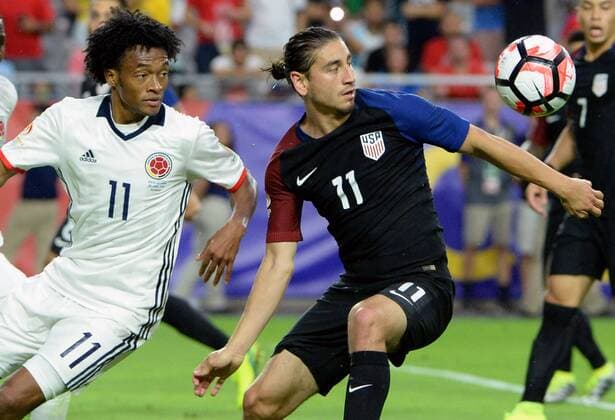 Columbia s Juan Cuardrado (L) and USA s Alejandro Nagbe turn to follow the ball in the second half of the USA-Columbia match during the COPA America Centenario at University of Phoenix Stadium in Glendale, Arizona, June 25, 2016. Columbia defeated the USA 1-0.  PXP2016062508 ARTxFOXALL