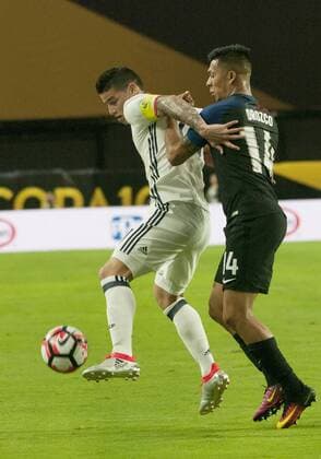 James Rodriguez (L) of Colombia vies for the ball with Michael Orozco (R) of US during the match between Colombia and the US for the third place of the Copa America Centenario 2016 at Phoenix University in Glendale, United States, 25 June 2016. EFE Gary Williams COLOMBIA VS EEUU !ACHTUNG: NUR REDAKTIONELLE NUTZUNG!  GLE007 20160626-636025172032430939