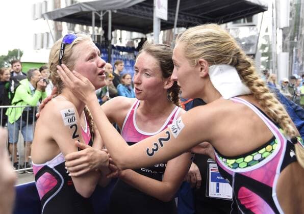 26.06.2016 T3 Triathlon in Düsseldorf 1.Bundesliga Damen und Deutsche Meisterschaft Michelle Braun (TV Erlangen) wird von Marlene Gomez und Anabel Knoll (alle Erlangen) HM
