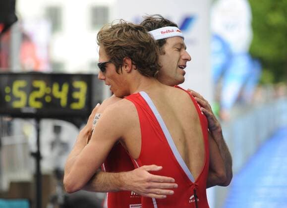 26.06.2016 T3 Triathlon in Düsseldorf 1.Bundesliga Männer und Deutsche Meisterschaft Der Schweizer Sven Riederer (Foto) wurde Gesamtsieger und gratiliert Justus Nieschlag (vorne), der wurde dt. Meister HM