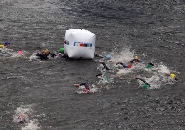 26.06.2016 T3 Triathlon in Düsseldorf 1.Bundesliga Damen und Deutsche Meisterschaft Schwimmen Gedränge an der Wendemarke HM