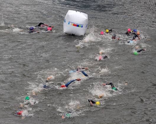 26.06.2016 T3 Triathlon in Düsseldorf 1.Bundesliga Damen und Deutsche Meisterschaft Schwimmen Gedränge an der Wendemarke HM