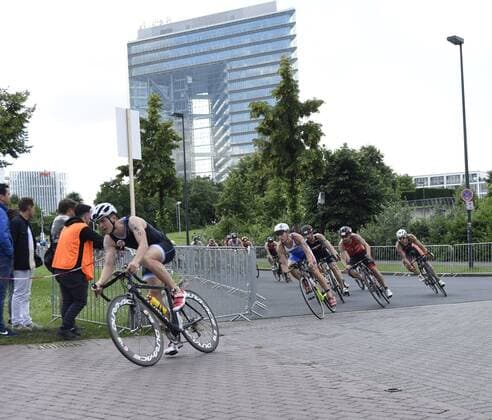 26.06.2016 T3 Triathlon in Düsseldorf 1.Bundesliga Männer und Deutsche Meisterschaft Radfahrerpulk vor dem Düsseldorfer Stadttor HM