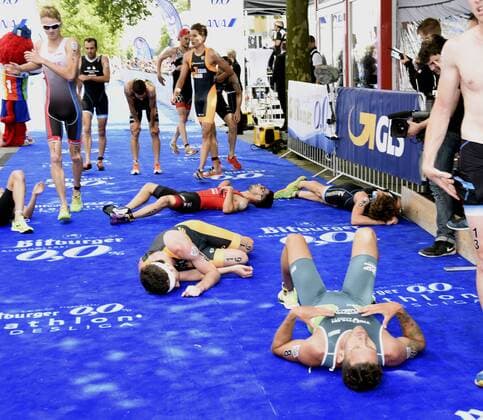 26.06.2016 T3 Triathlon in Düsseldorf 1.Bundesliga Männer und Deutsche Meisterschaft Erschöpfte Athleten in Ziel HM