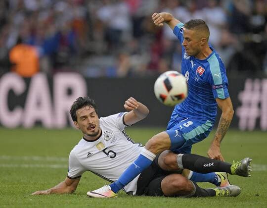 26.06.2016, Fussball EM-2016 Frankreich, Achtelfinale, Deutschland - Slowakei, im im Grand Stade in Lille, v.l. Mats Hummels (Deutschland) gegen Stanislav SESTAK (Slowakei) 
