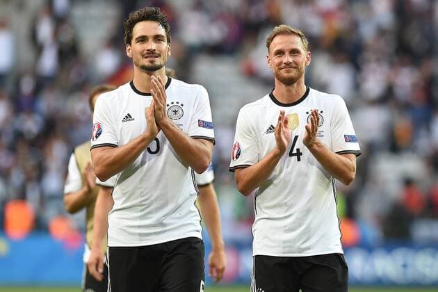 Euro 2016 - Deutschland - Slowakei am 26.06.2016 im Stade Pierre-Mauroy in Lille Mats Hummels ( Deutschland ), links - Benedikt Höwedes ( Deutschland ), rechts xRx
