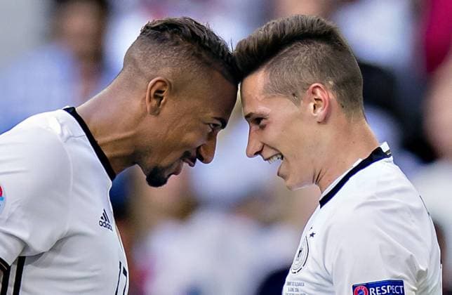 Themen der Woche - Sport Bilder des Tages - SPORT Lille, 26.06.2016 Torjubel: Jerome Boateng (Deutschland), Julian Draxler (Deutschland) Deutschland - Slowakei mm