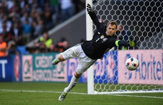Manuel Neuer (Torwart Deutschland) bei einer Parade Deutschlan-Slowakei Germany-Slovakia Final Tournament round of 16, Runde 16, 1 8 Finale, Achtelfinale, UEFA EURO EM Europameisterschaft Fussball 2016 France, EM, Europameisterschaft Fussball, Fussball, Fußball, Nationalteam, Nationalmannschaft, men, Maenner, soccer, result Lille, ,26.6.2016