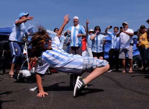 Argentina supporters sing outside the MetLife stadium before the Copa America Centenario final match between Argentina and Chile in East Rutherford, New Jersey, 26 June 2016. COPA AMERICA CENTENARIO FINAL MATCH !ACHTUNG: NUR REDAKTIONELLE NUTZUNG!  NJY002 20160626-636025788537892676