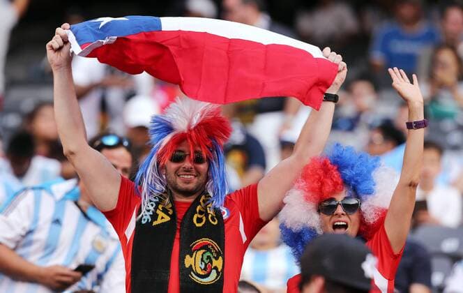 Chile fans cheer on their team before the Copa America Centenario final match between Argentina and Chile at MetLife stadium in East Rutherford, New Jersey, 26 June 2016. COPA AMERICA CENTENARIO FINAL MATCH !ACHTUNG: NUR REDAKTIONELLE NUTZUNG!  NJY014 20160627-636025887824788957