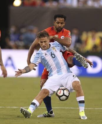 Copa America, Finale, Argentinien - Chile Lucas Biglia (back) of Chile fights for the ball with Jean Beausejour of Argentina during the Copa America Centenario final match between Argentina and Chile at MetLife stadium in East Rutherford, New Jersey, 26 June 2016. EFE David Fernandez COPA AMERICA CENTENARIO FINAL MATCH !ACHTUNG: NUR REDAKTIONELLE NUTZUNG!  NJY029 20160627-636025912098693878